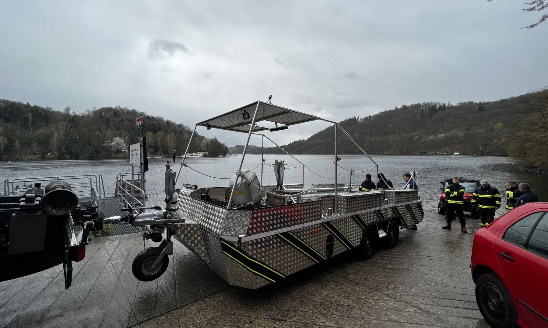 RiverTrailer Alligator by the water