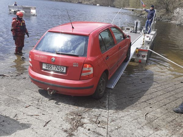 Working a submerged vehicle